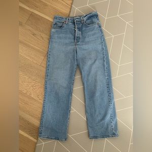 Levi’s Ribcage Straight in Size 28 👖